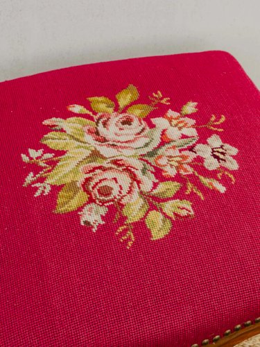 Regis, le tabouret en tissu brodé N°742