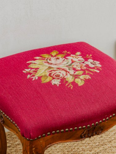 Regis, le tabouret en tissu brodé N°742