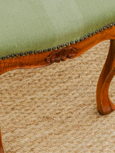 Regis, le tabouret en tissu brodé vert N°743