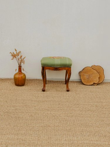 Regis, le tabouret en tissu brodé vert N°743