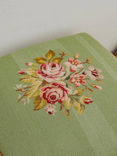 Regis, le tabouret en tissu brodé vert N°743