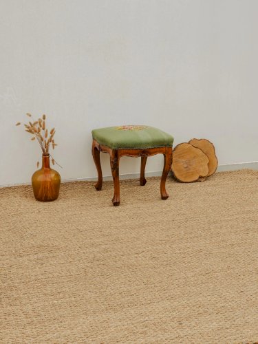 Regis, le tabouret en tissu brodé vert N°743