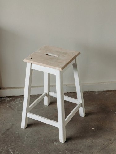 Regis, le tabouret haut en bois N°542