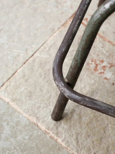 Regis, le tabouret industriel en métal et bois N°836