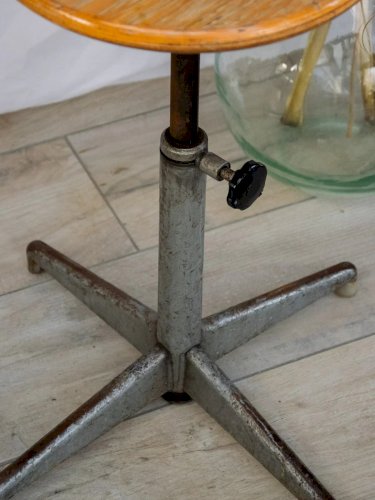 Regis, le tabouret industriel en métal N°821