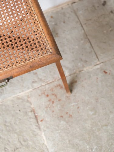 Regis, le tabouret pliable canné en bois N°835