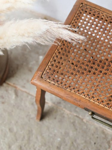 Regis, le tabouret pliable canné en bois N°835