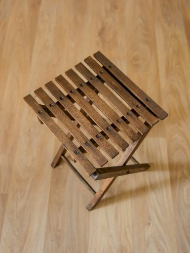 Regis, le tabouret pliable en bois N°784