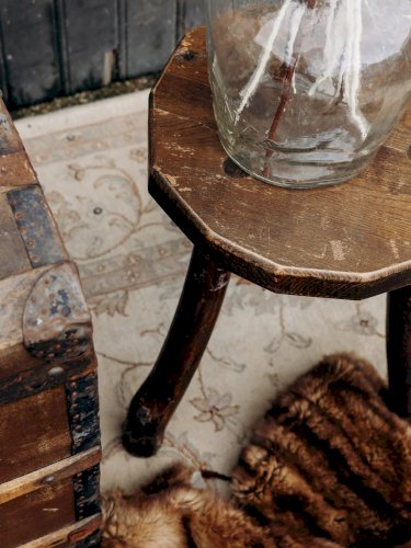 Regis, le tabouret tripode brutaliste N°852