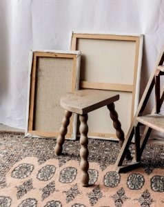 Regis, the half-moon tripod stool N°848