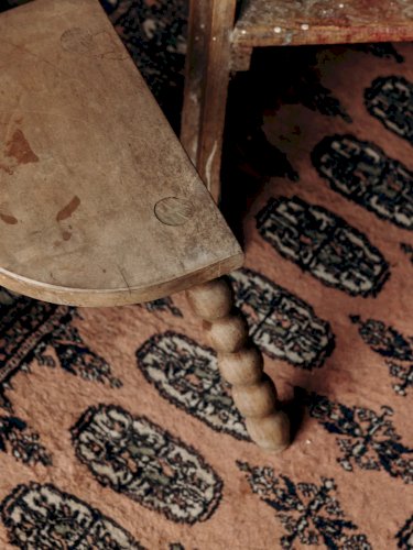 Regis, le tabouret tripode demi-lune N°848