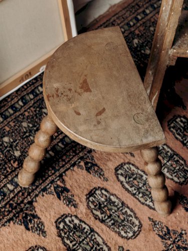 Regis, le tabouret tripode demi-lune N°848