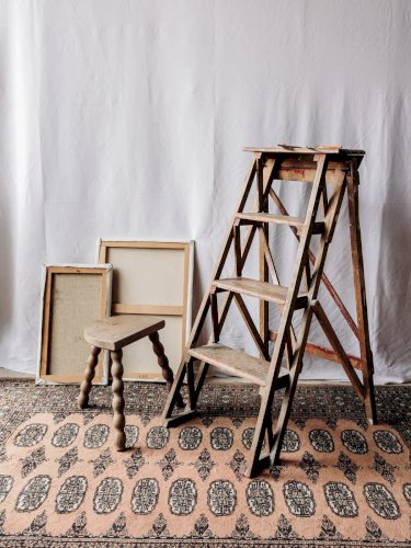 Regis, le tabouret tripode demi-lune N°848