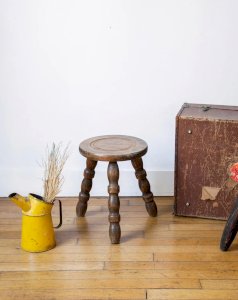 Regis, the wooden tripod stool No. 384