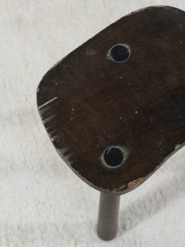 Regis, le tabouret tripode en bois N°394