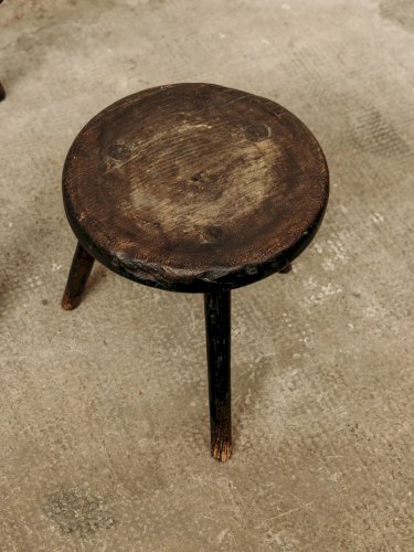 Regis, le tabouret tripode en bois N°409