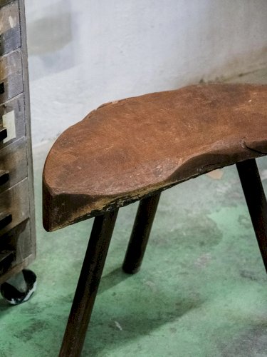 Regis, le tabouret tripode en bois N°617