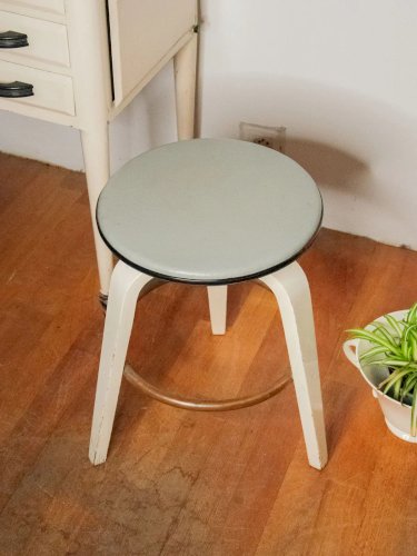 Regis, le tabouret tripode en bois N°715