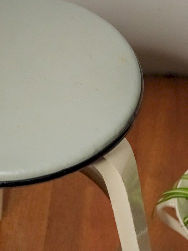 Regis, le tabouret tripode en bois N°715