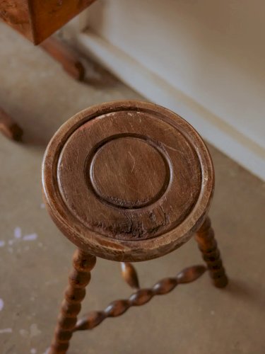 Regis, le tabouret tripode en bois N°849