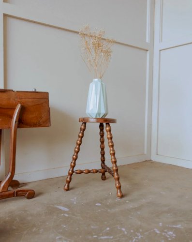 Regis, le tabouret tripode en bois N°849