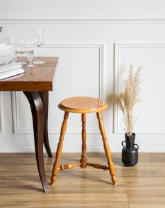 Regis, the tripod stool No. 651