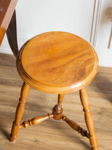 Regis, le tabouret tripode N°651