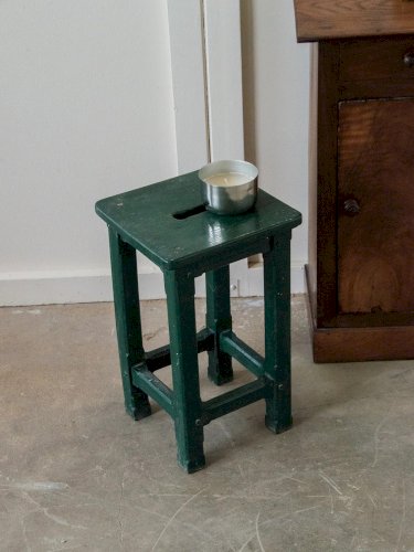 Regis, le tabouret vert en bois N°630