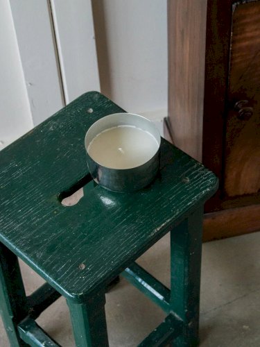 Regis, le tabouret vert en bois N°630