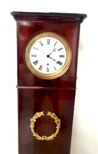 Régulateur mural de style en acajou et placage XIX siècle