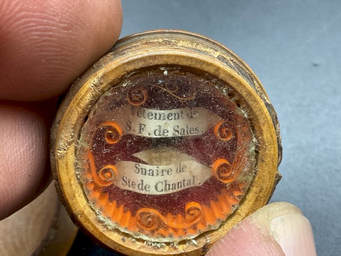 Reliquaire , 2 reliques  ST CHANTAL suaire , vêtements de saint sales