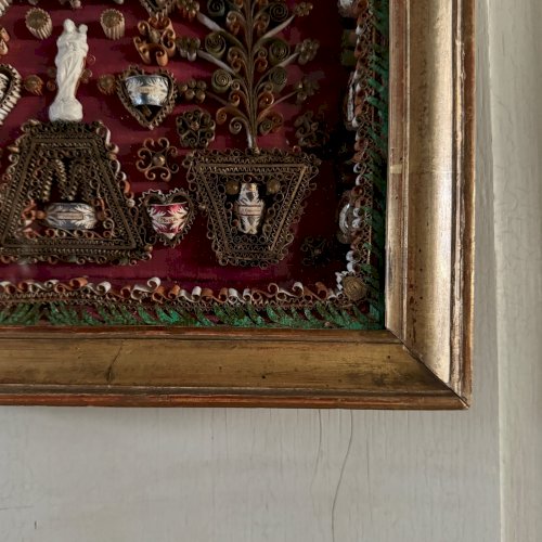 Reliquaire à paperolles ornementé d'une Vierge début XIXe cadre doré A5702