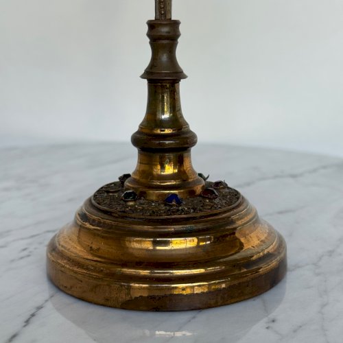 Reliquaire en laiton doré XIXe décor de fleurs de lys M4040