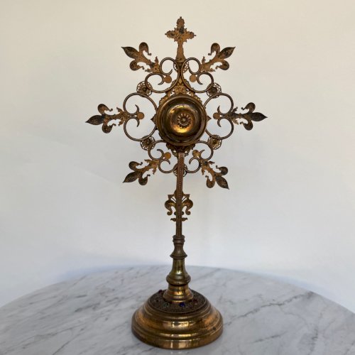 Reliquaire en laiton doré XIXe décor de fleurs de lys M4040
