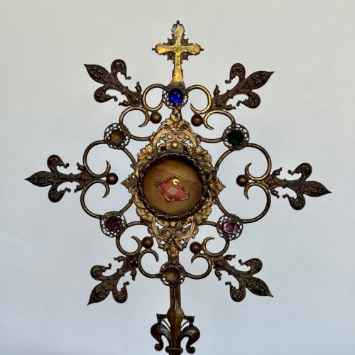 Reliquaire en laiton doré XIXe décor de fleurs de lys M4040