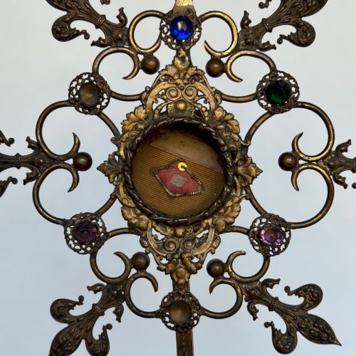 Reliquaire en laiton doré XIXe décor de fleurs de lys M4040