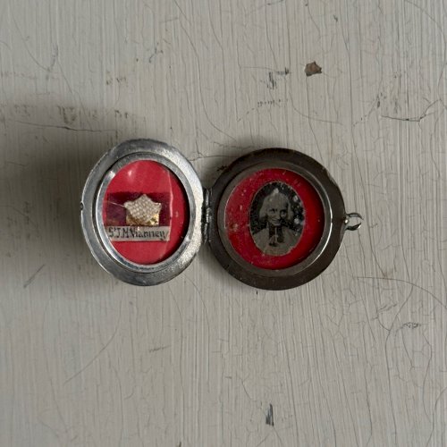 Reliquaire portatif en argent double face de saint Jean-Marie Vianney M3629