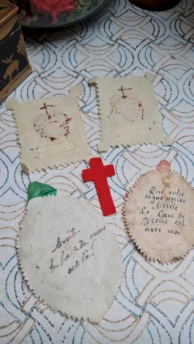 Reliques en tissus ancienne XIX ème reliques religieuses