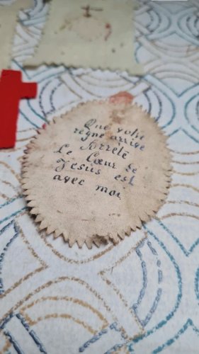 Reliques en tissus ancienne XIX ème reliques religieuses