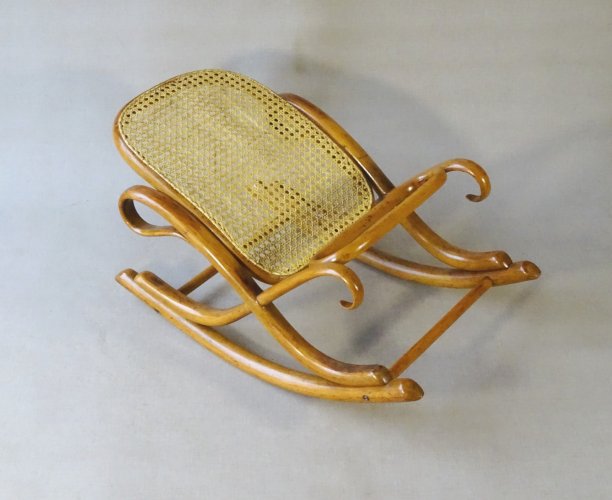 Repose-pieds à bascule THONET dit « flâneuse ». Ca. 1910