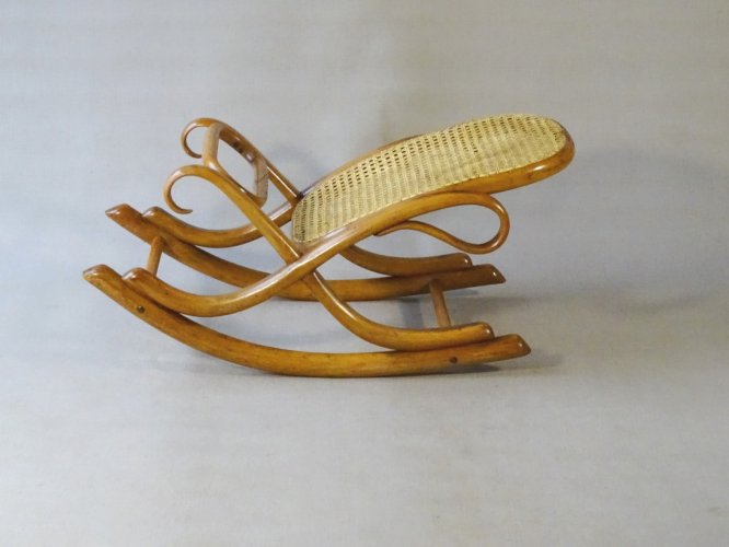 Repose-pieds à bascule THONET dit « flâneuse ». Ca. 1910