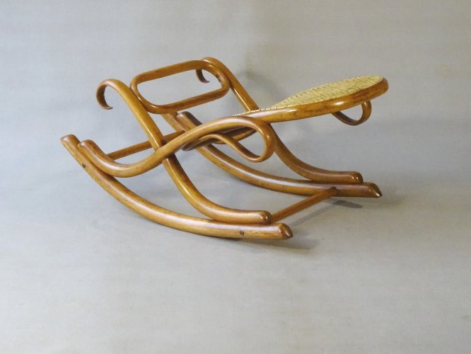 Repose-pieds à bascule THONET dit « flâneuse ». Ca. 1910