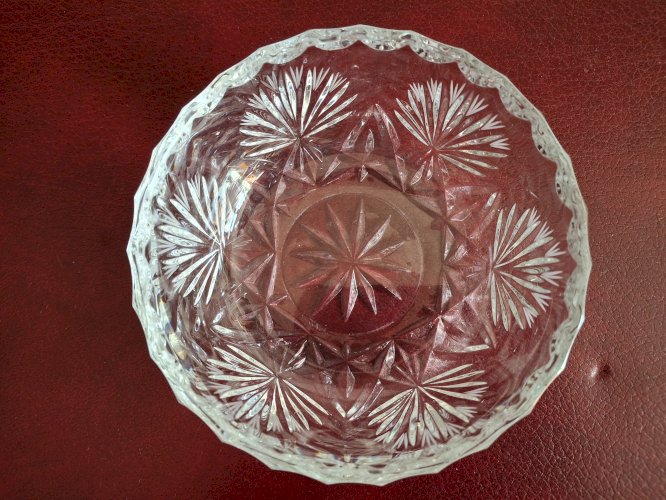 Rince doigt ou petit bol en cristal taillé 12 cm hauteur 5,7 cm pour  sauce, crème, cacahuètes ...