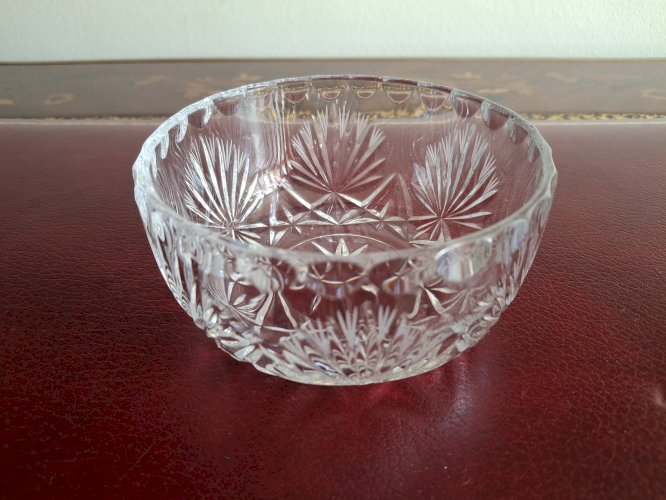 Rince doigt ou petit bol en cristal taillé 12 cm hauteur 5,7 cm pour  sauce, crème, cacahuètes ...