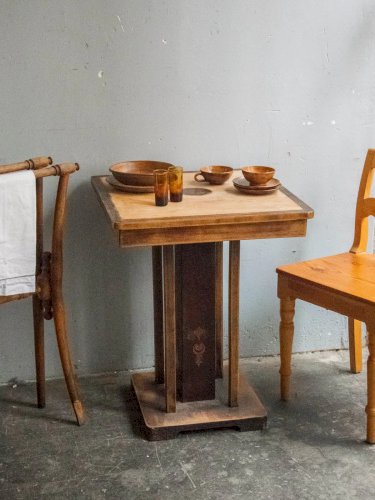 Romy, la table à manger carrée en bois N°525