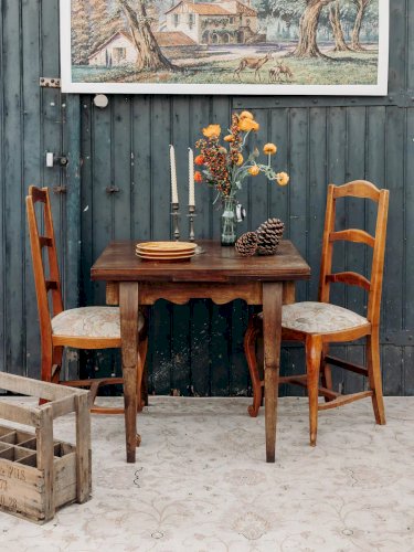 Romy, la table à manger en bois foncé N°504