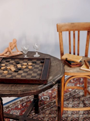 Romy, la table à manger en bois foncé N°519