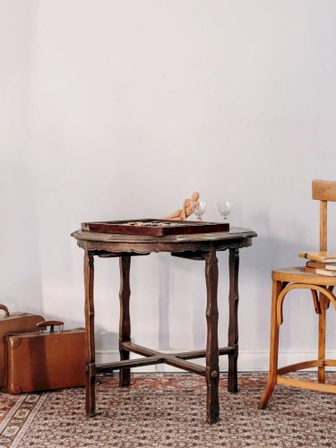 Romy, la table à manger en bois foncé N°519