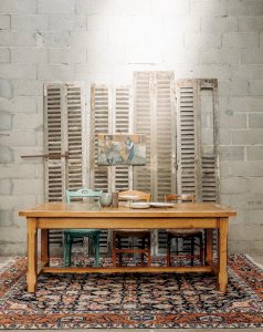 Romy, the solid wood dining table No. 433