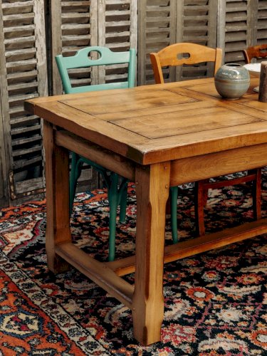 Romy, la table à manger en bois massif N°433